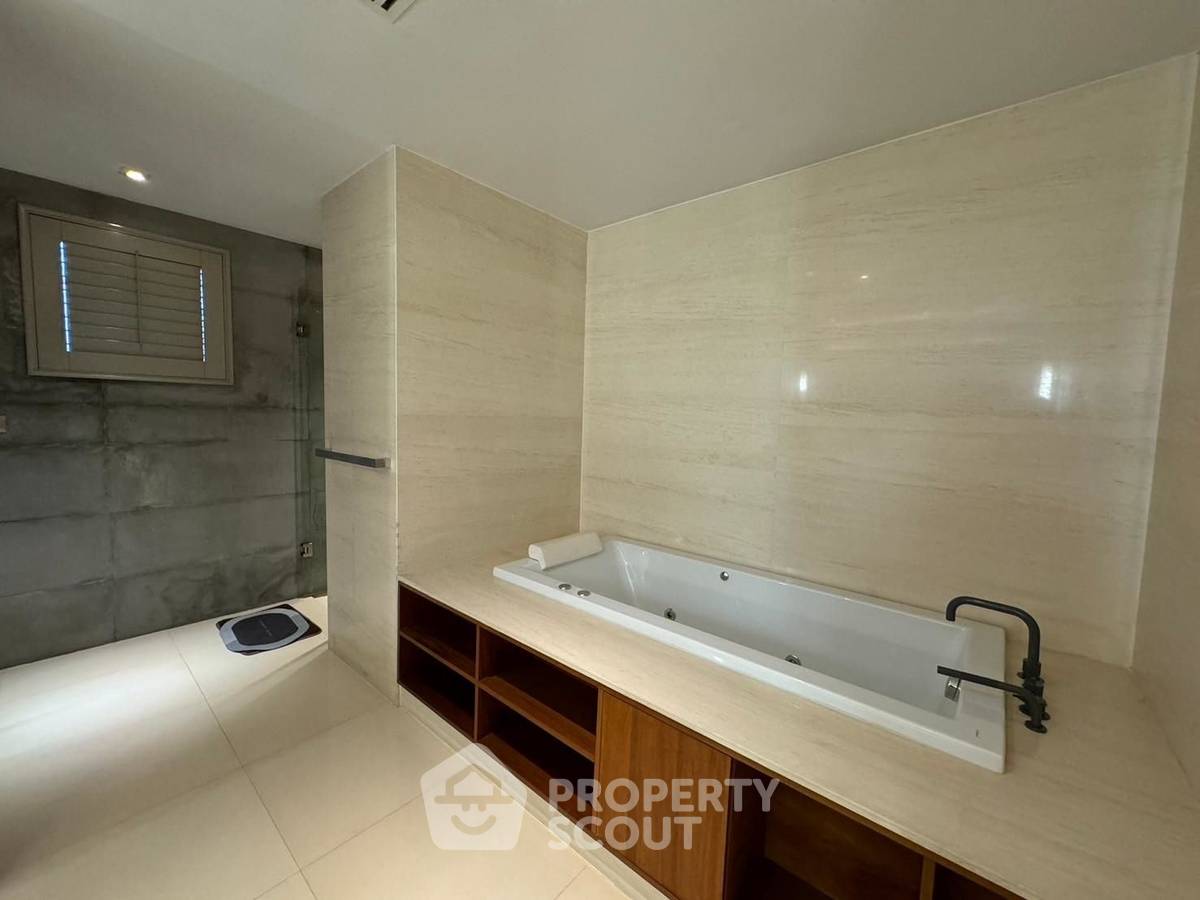 picture 3-BR Condo At The Crest Ruamrudee, 90m to BTS Phloen Chit (ID 3054028) - 14/18