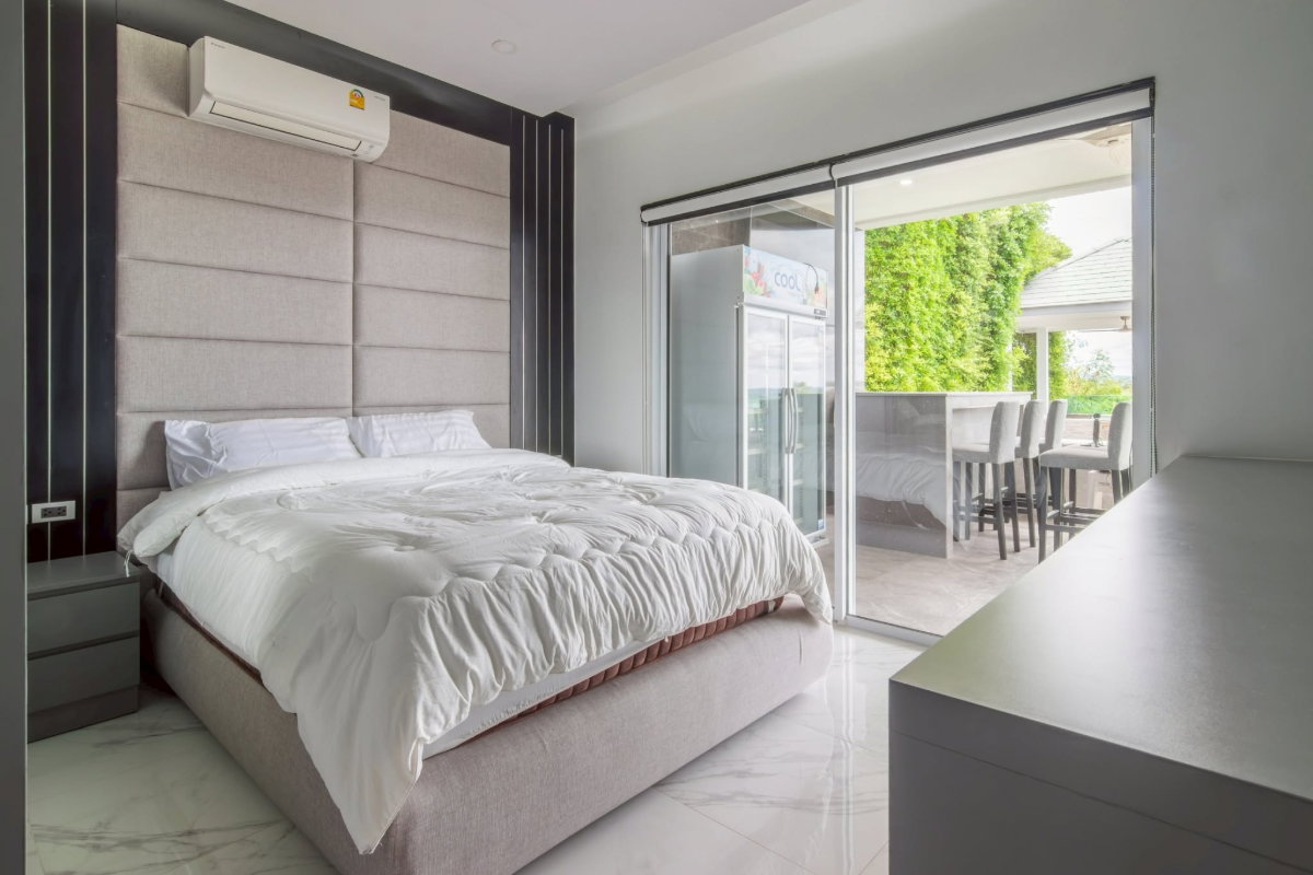 picture Luxury 1-Storey Modern Pool Villa for Sale on Pattaya Hilltop - Panoramic Views - 9/23