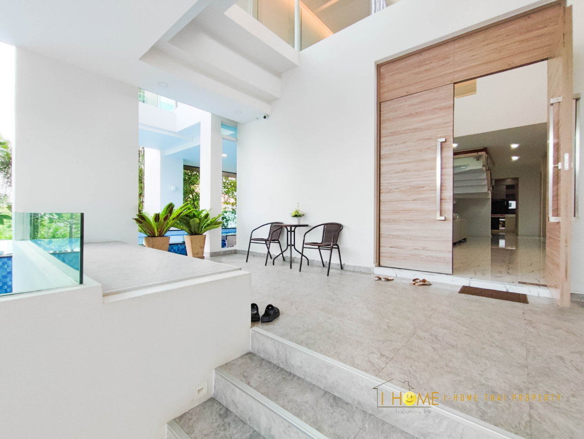 รูป ให้เช่า Luxury Pool Villa 3 ชั้น พร้อมสระว่ายน้ำส่วนตัว สไตล์ Modern #A1-V0018 - รูปที่ 2/46