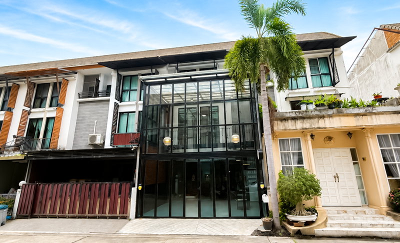 ขายทาวน์โฮม : ทาวน์โฮม 3 ชั้น GARAGE HOUSE โ ค ร ง ก า ร : อ า รี ย า โ ม ว า เ ก ษ ต ร