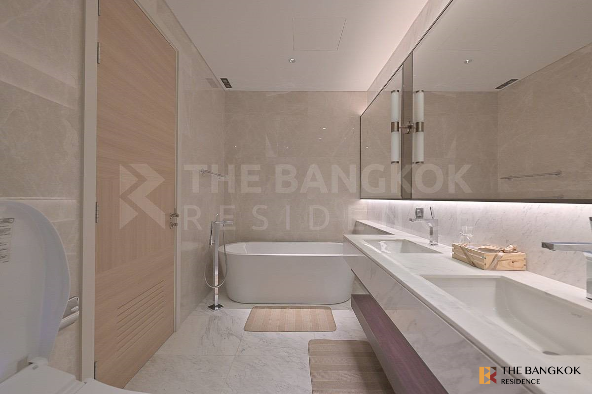 picture Premium Luxury Condo in Prime Location Sindhorn Residence - 8/10