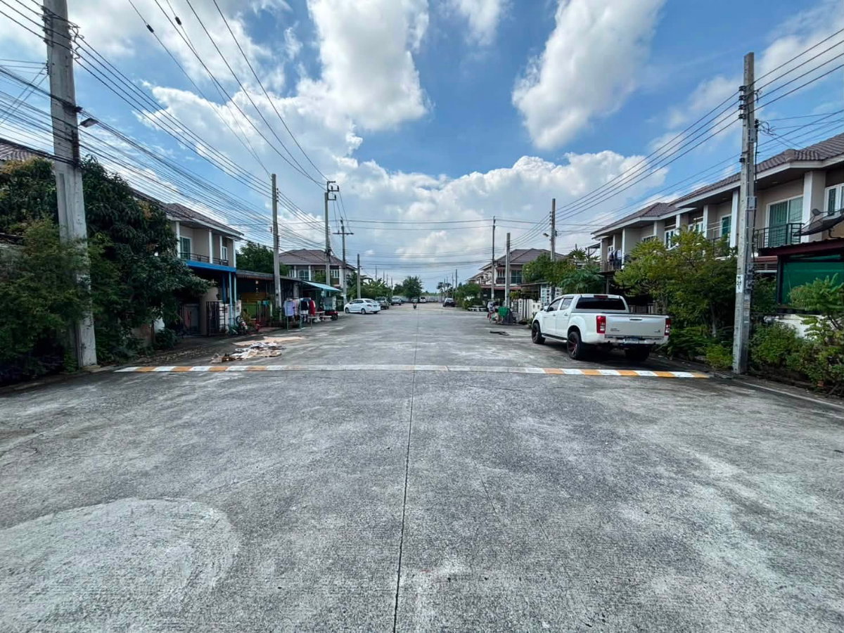 รูป 🔥ขาย ทาวน์โฮม หมู่บ้านทรัพย์มั่นคง เฟส 5 บางบ่อ ด่วน ทำเลดีติดถนนเมน ไม่ต้องเข้าซอย แถมแอร์และเครื่องครัวครบ - รูปที่ 2/10