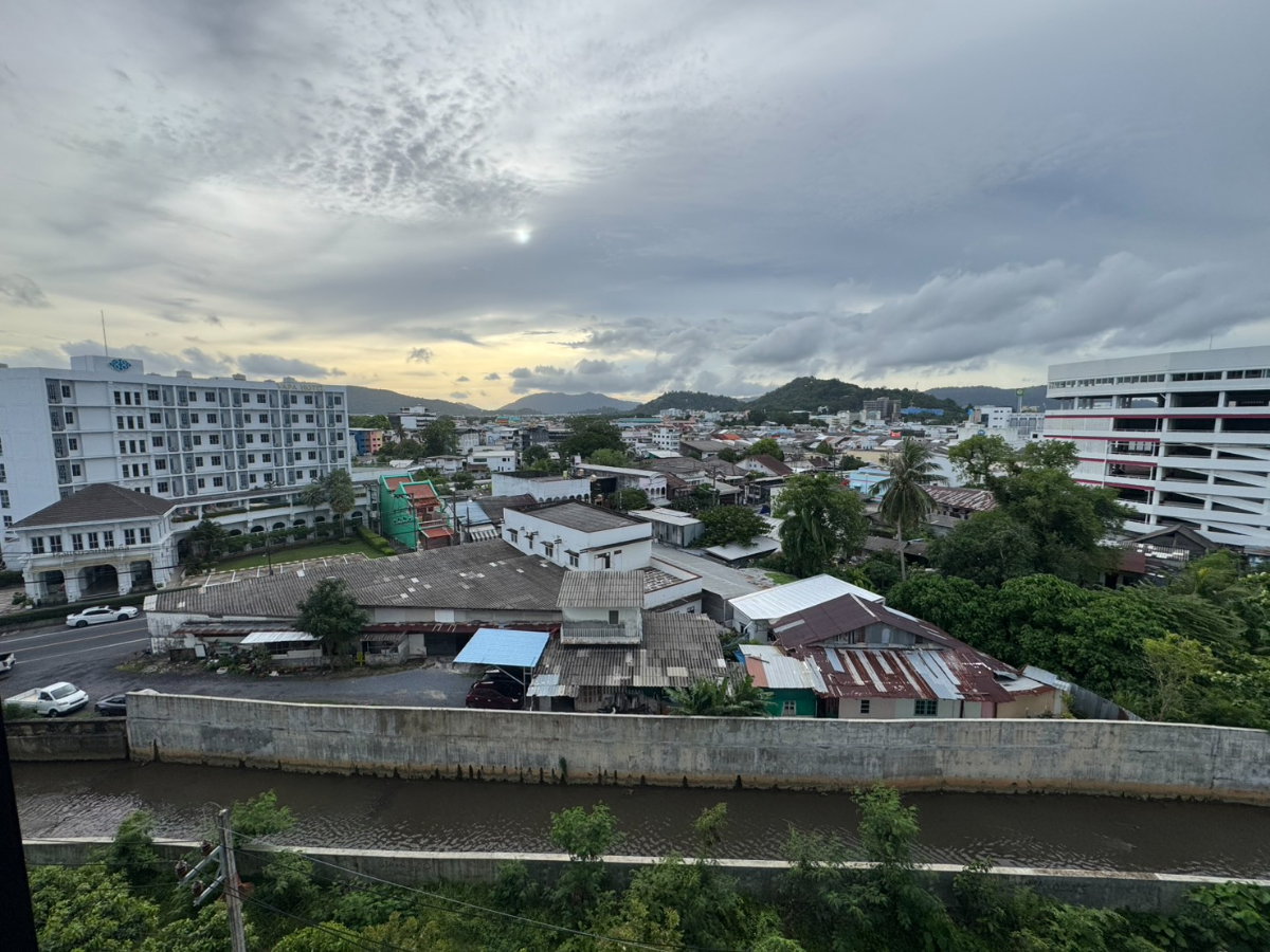 รูป ห้องพัก 1 ห้องนอนขนาดกว้างขวางในเมืองภูเก็ต - รูปที่ 2/9