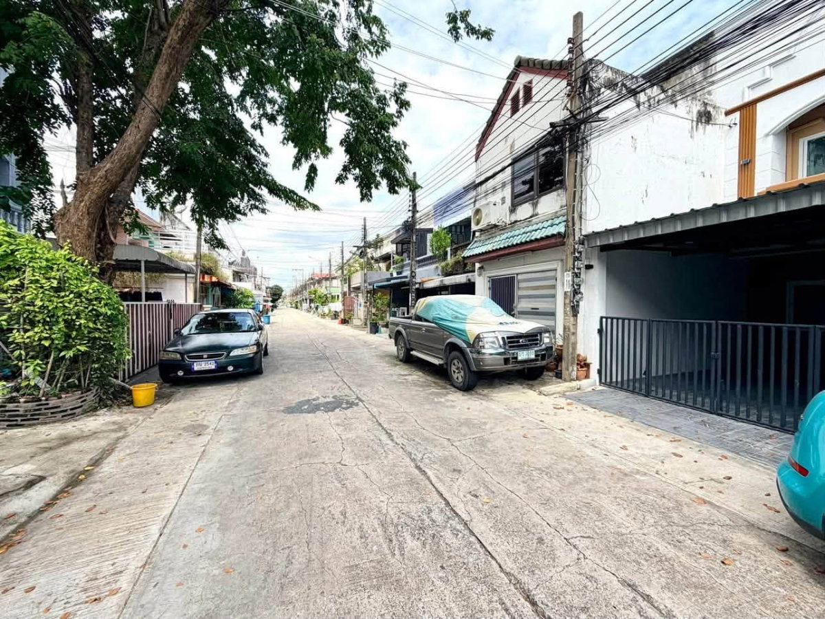 รูป 🔥ขาย ทาวน์เฮ้าส์ 2 ชั้น หมู่บ้านปรีชา 8 ซอยหัวหมาก 27 (ถนนรามคำแหง 24) รีโนเวทใหม่เอี่ยมทั้งหลัง ทำเลดี เชื่อมต่อรถไฟฟ้า ราคาดีพร้อมจบฟรีค่าโอน! - รูปที่ 3/18