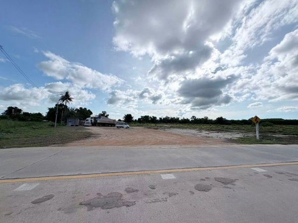 picture Beautiful land plot, located on Highway 331 in Bueng Subdistrict, Sriracha. Convenient access. - 4/7