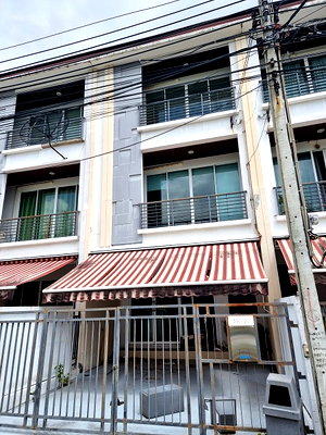 ทาวน์โฮม คริสตัล ดีไซน์ เซ็นเตอร์ : ขายทาวน์เฮ้าส์ 20.5 ตร.ว. หมู่บ้าน บ้านกลางเมือง ลาดพร้าว 87