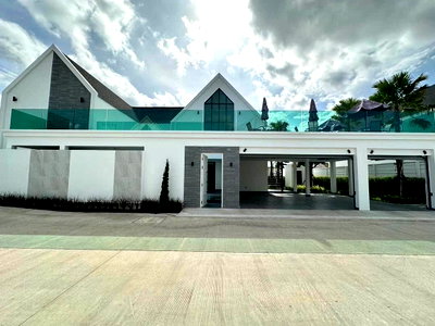 Houses for sale Pinthong Industrial Estate : Luxurious 3-bedroom detached house in Pattaya, fully furnished, in a prime location with convenient access to amenities and tourist attractions.