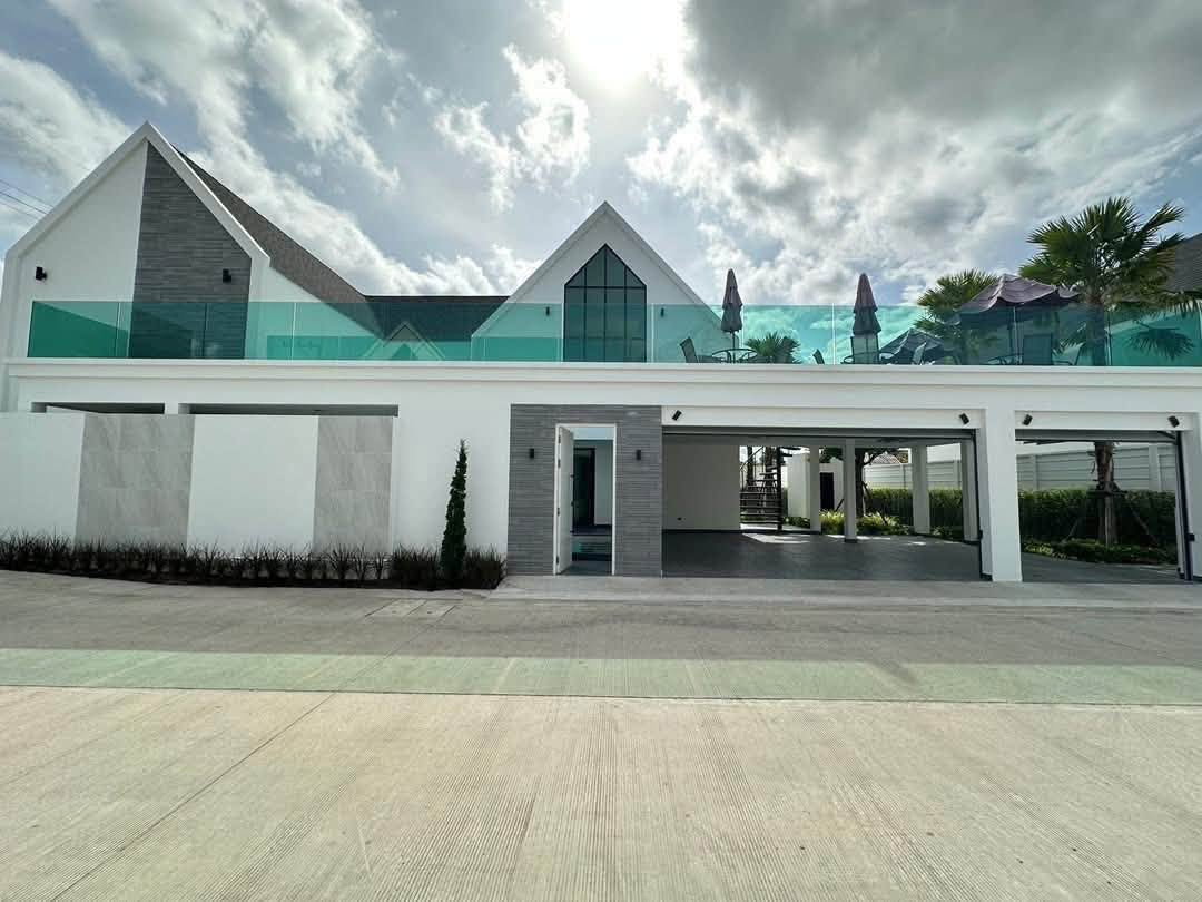 รูป บ้านเดี่ยวหรูพัทยาหลังใหญ่ 3 ห้องนอน พร้อมเฟอร์นิเจอร์ ทำเลดีเดินทางสะดวก ใกล้สิ่งอำนวยความสะดวกและแหล่งท่องเที่ยว - รูปที่ 1/48