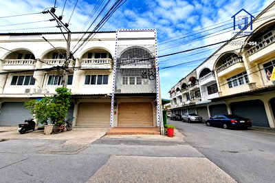 อาคารพาณิชย์ การไฟฟ้านครหลวง เขตบางเขน : ขายอาคารพาณิชย์ 3 ชั้น  หมู่บ้านธนาลักษณ์ รามอินทรา 8 แยก 2 หลังมุม ใกล้รถไฟฟ้าสายสีชมพู