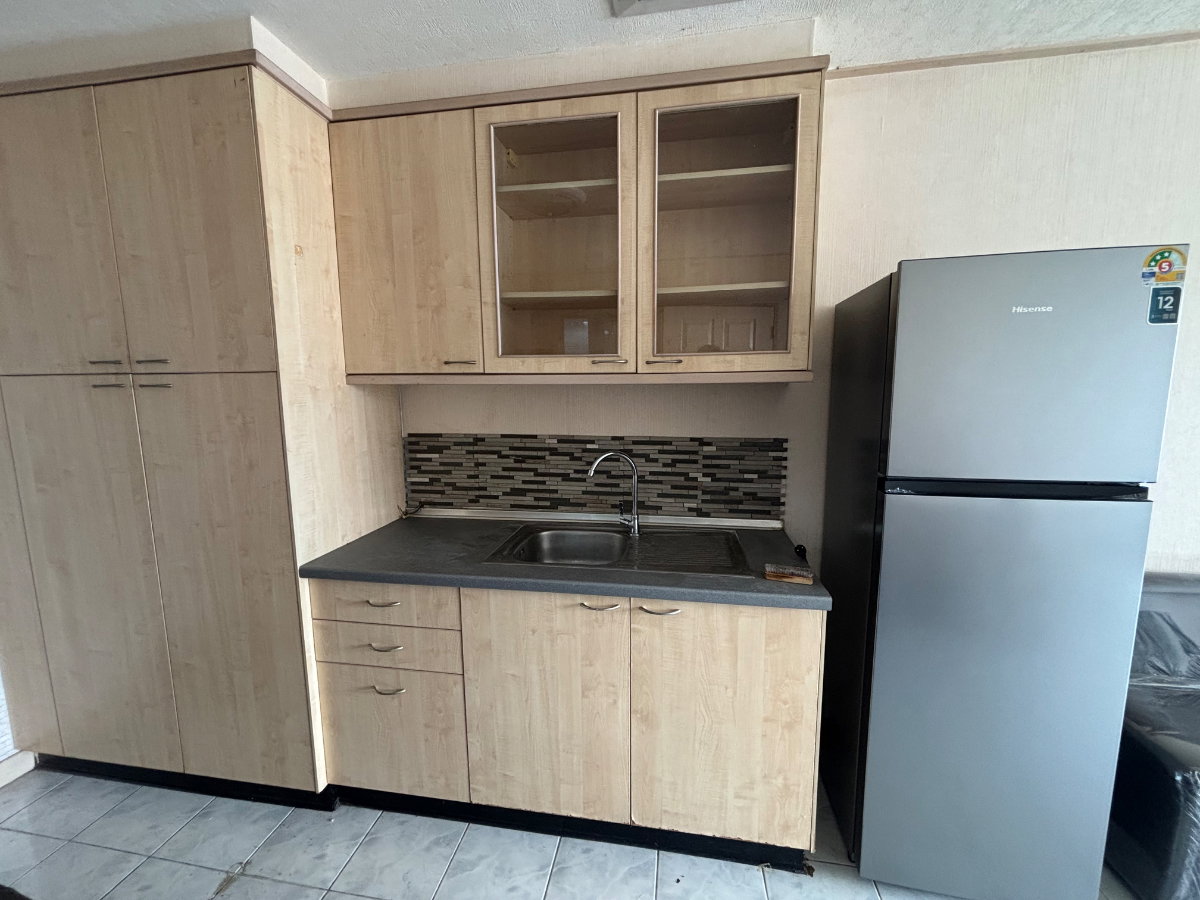 picture One bedroom apt. on 15th floor at Commonwealth - 3/10