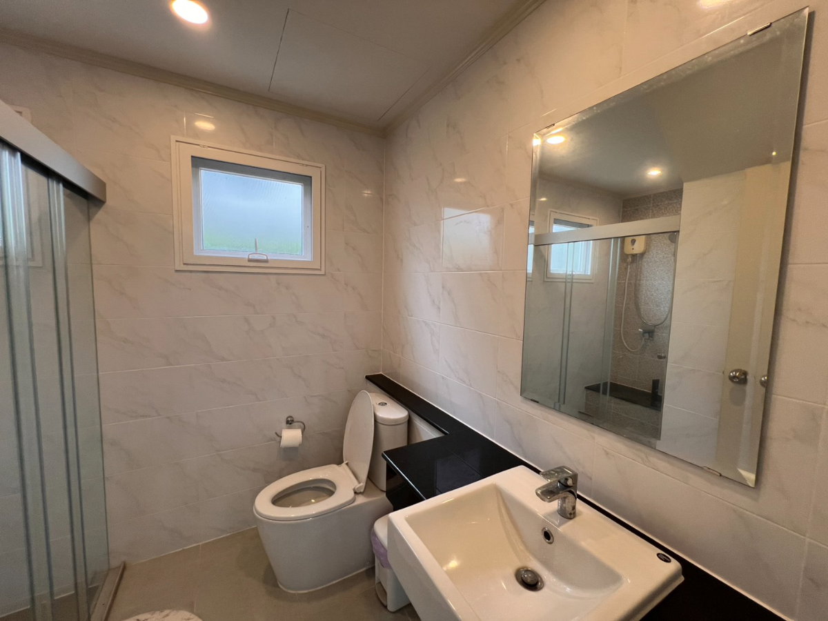 รูป บ้านเดี่ยว 2 ชั้น บ้านในโครงการพร้อมคลับเฮ้าส์สระว่ายน้ำ พร้อมเฟอร์นิเจอร์ครบครัน เข้าอยู่ได้ทันที #5A4-H0313 - รูปที่ 12/17