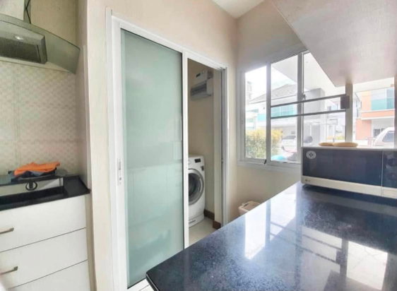 picture 2-Storey Detached House for Rent - 3/10