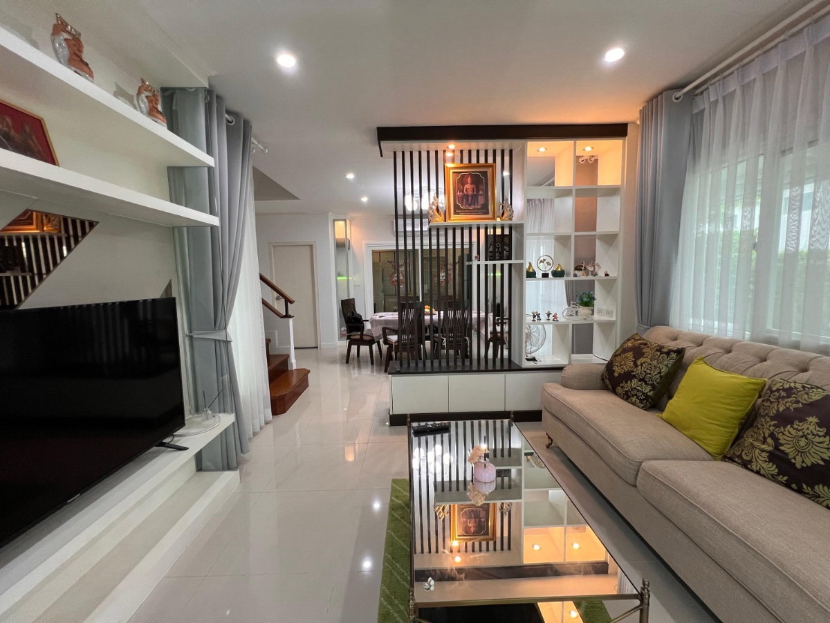 รูป บ้านเดี่ยว 2 ชั้น บ้านในโครงการพร้อมคลับเฮ้าส์สระว่ายน้ำ พร้อมเฟอร์นิเจอร์ครบครัน เข้าอยู่ได้ทันที #5A4-H0313 - รูปที่ 2/17