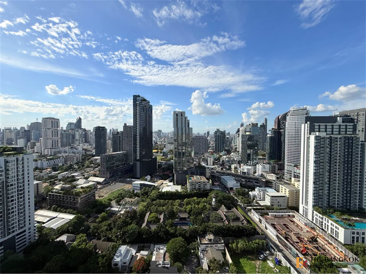 picture Live the Luxury Style in a High-potential Location Ashton Morph 38 near BTS Thong Lo - 1/10