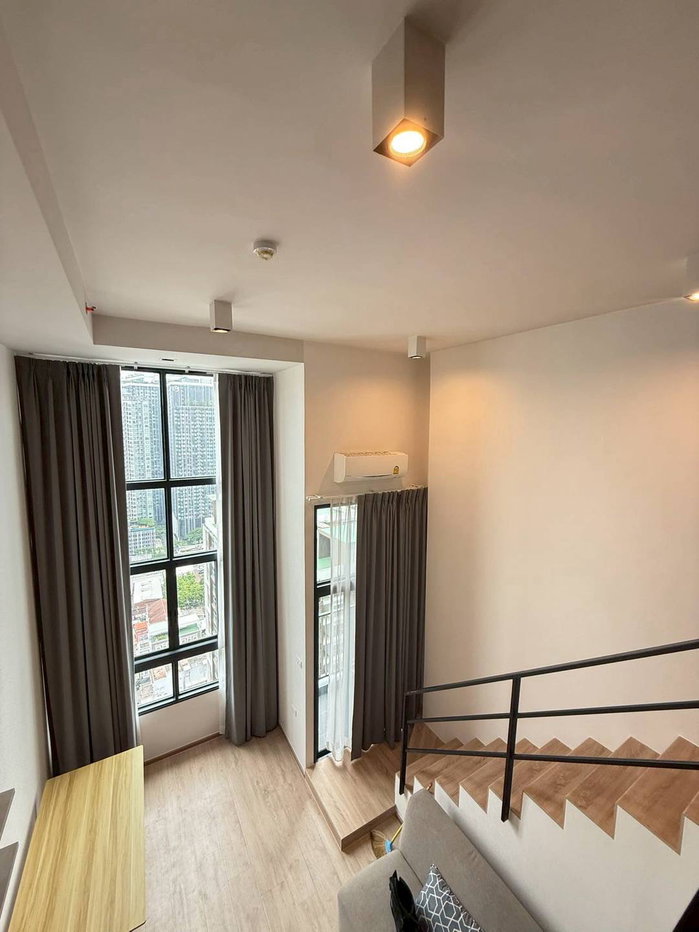 รูป ให้เช่าห้องพักแบบ Duplex ย่านพระราม 9 เดินไปสถานี MRT ได้ในเวลาเพียง 3 นาที ตกแต่งครบพร้อมอยู่ ห้องอยู่ชั้นสูง วิวสวยมาก - รูปที่ 8/14