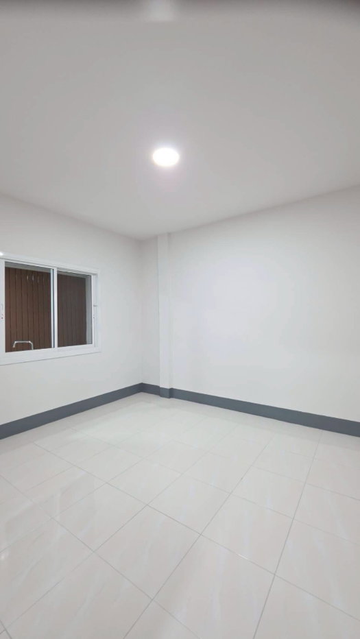 picture Newly Renovated Single-Storey Townhouse for Sale – Move-in Ready - 4/8
