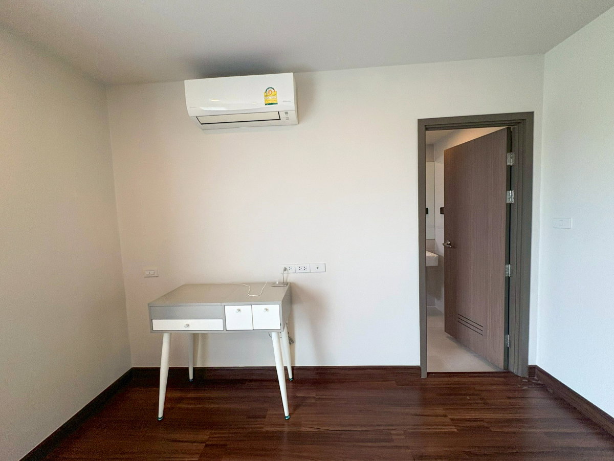 picture 3-Storey Detached House for Rent - 11/24