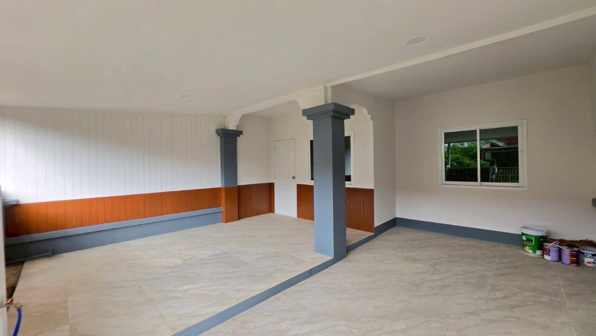picture Newly Renovated Single-Storey Townhouse for Sale – Move-in Ready - 2/8