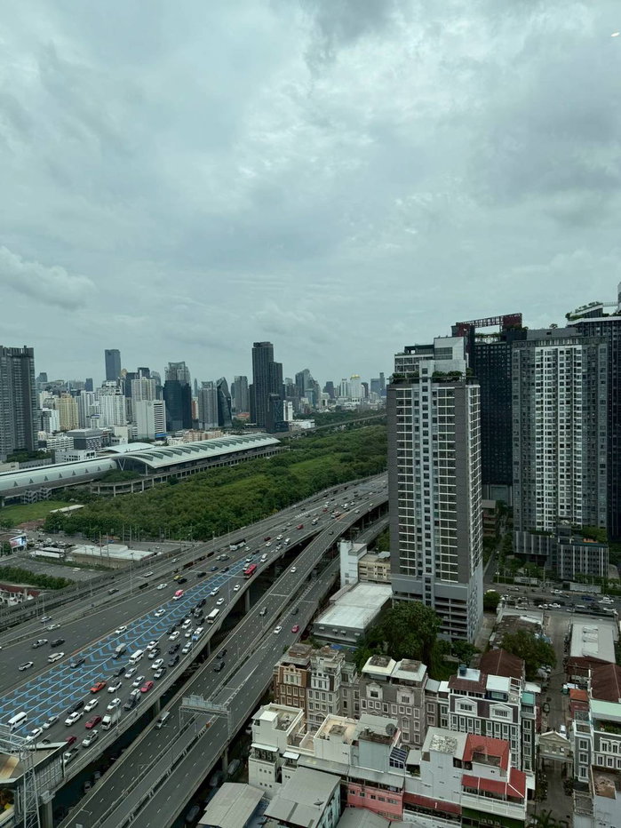 รูป ให้เช่าห้องพักแบบ Duplex ย่านพระราม 9 เดินไปสถานี MRT ได้ในเวลาเพียง 3 นาที ตกแต่งครบพร้อมอยู่ ห้องอยู่ชั้นสูง วิวสวยมาก - รูปที่ 13/14