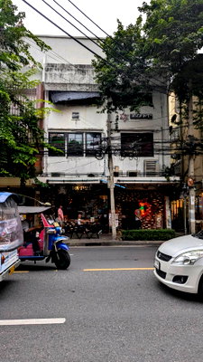 พื้นที่ขายของ วิทยาลัยพยาบาลเซนต์หลุยส์ : เซ้งกิจการบาร์และร้านอาหาร 2 คูหา 3 ชั้น ทำเลศักยภาพบนถนนบรรทัดทอง พร้อมดำเนินกิจการต่อได้ทันที 