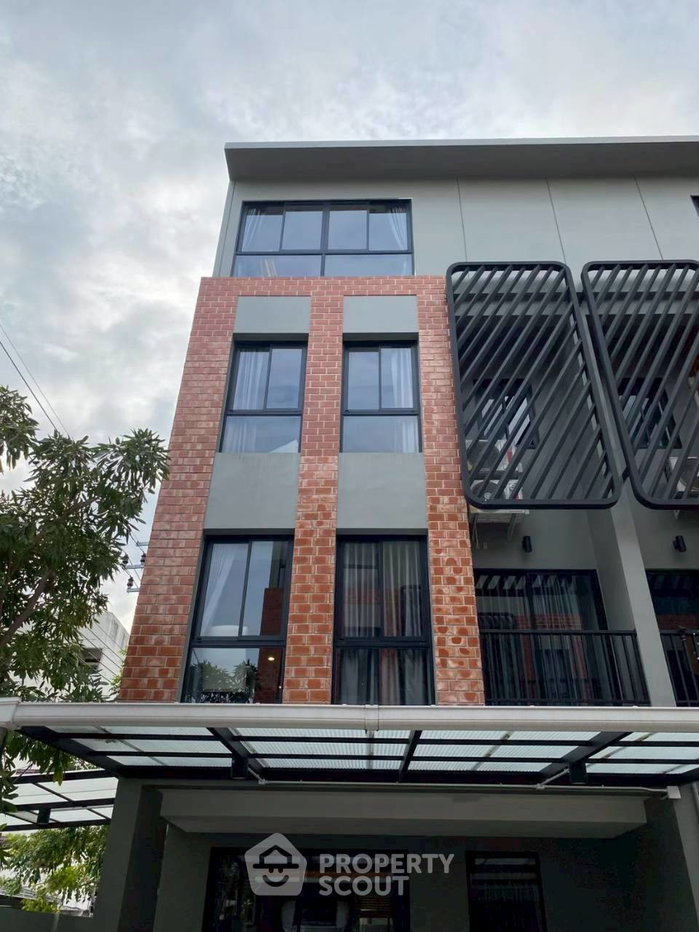 รูป ทาวน์โฮม 3 ห้องนอน ขาย ใน BritLoft โชคชัย 4 ใกล้ ลาดพร้าว (ID 3034526) - รูปที่ 1/15