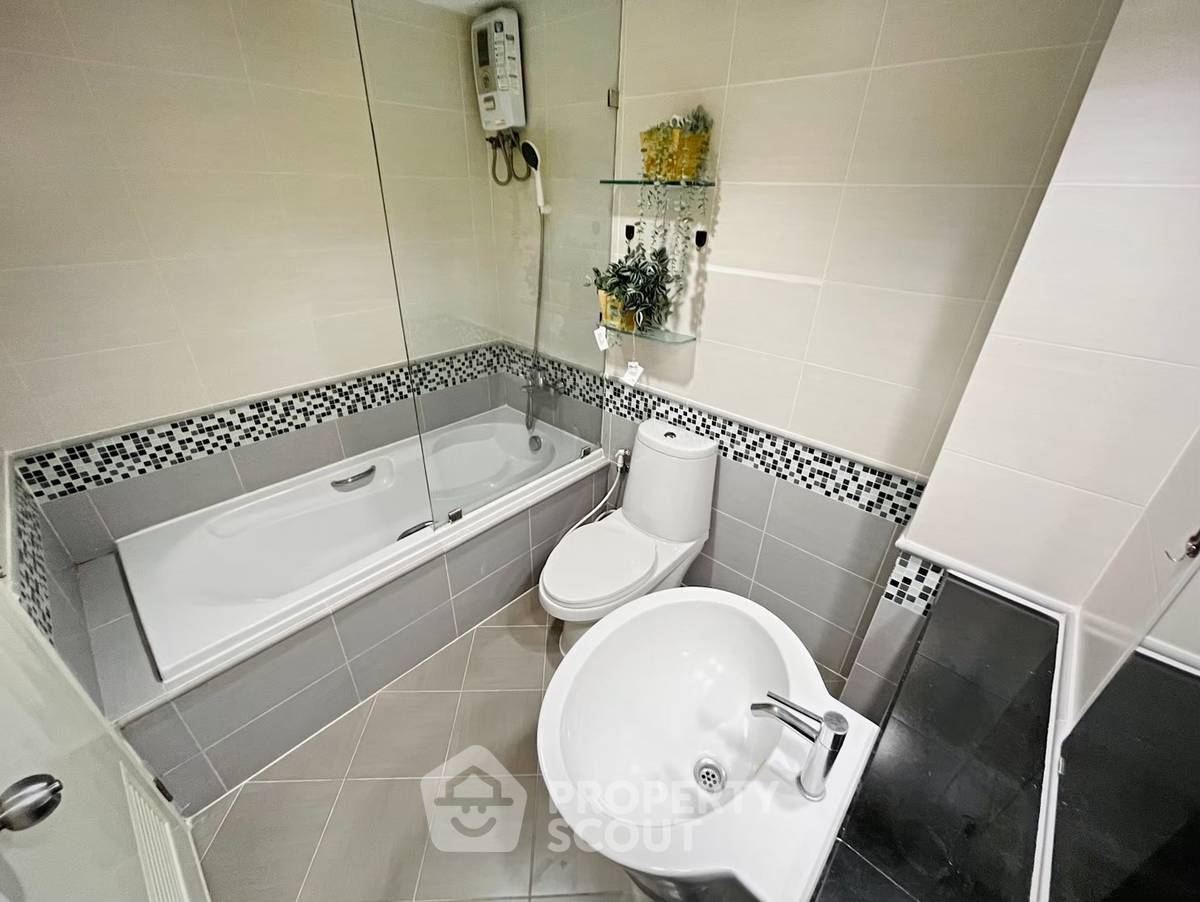 picture Well-Priced 1-BR Condo At Waterford Sukhumvit 50,  BTS On Nut (ID 592364) - 7/10