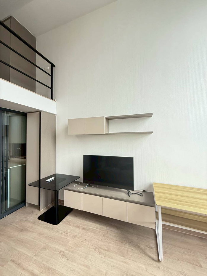 รูป ให้เช่าห้องพักแบบ Duplex ย่านพระราม 9 เดินไปสถานี MRT ได้ในเวลาเพียง 3 นาที ตกแต่งครบพร้อมอยู่ ห้องอยู่ชั้นสูง วิวสวยมาก - รูปที่ 2/14
