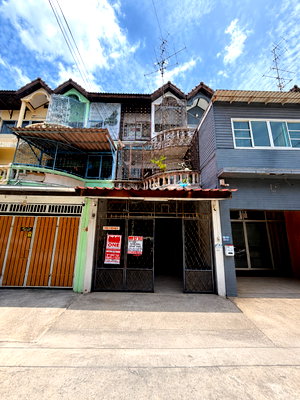 Townhouses for sale Thung Khru : For sale cheap, 3-story townhome, Soi Pracha Uthit 33, Suksawat Suan Thon Village. This price is not easy to find (C28354)