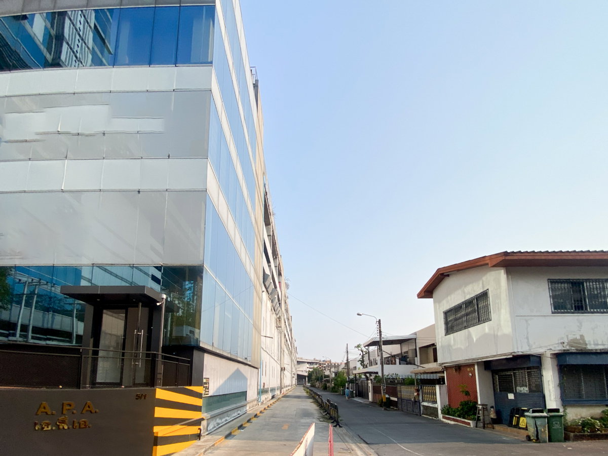 รูป ให้เช่า อาคารสำนักงานขนาดใหญ่ แยกรัชดา-ลาดพร้าว — พื้นที่ 1,880 ตร.ม. ที่จอดรถ 400 คัน ติดสวนลุมไนท์บาร์ซา 2 เข้าออกได้ 2 ทาง ค่าเช่า 800,000 บ./เดือน - รูปที่ 45/45