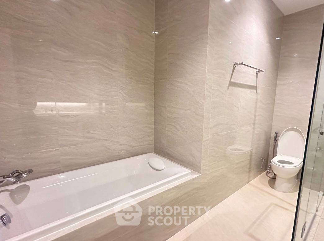 picture 3-BR 123 Sqm Condo In Muniq Langsuan, 23rd Floor Near BTS Ratchadamri (ID 3054123) - 2/9
