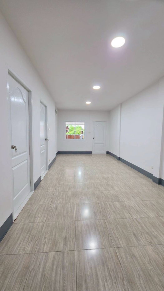 picture Newly Renovated Single-Storey Townhouse for Sale – Move-in Ready - 3/8