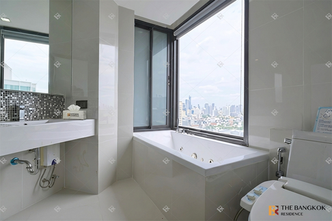 RHYTHM Sukhumvit 44/1 near BTS Phra Khanong Start your comfort here