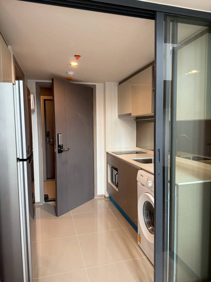 รูป ให้เช่าห้องพักแบบ Duplex ย่านพระราม 9 เดินไปสถานี MRT ได้ในเวลาเพียง 3 นาที ตกแต่งครบพร้อมอยู่ ห้องอยู่ชั้นสูง วิวสวยมาก - รูปที่ 10/14