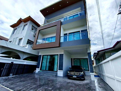 เช่าบ้านเดี่ยว เจ อเวนิว ทองหล่อ : บ้านเดี่ยว 3 ชั้น ในซอยสุขุมวิท 65 (เอกมัย)