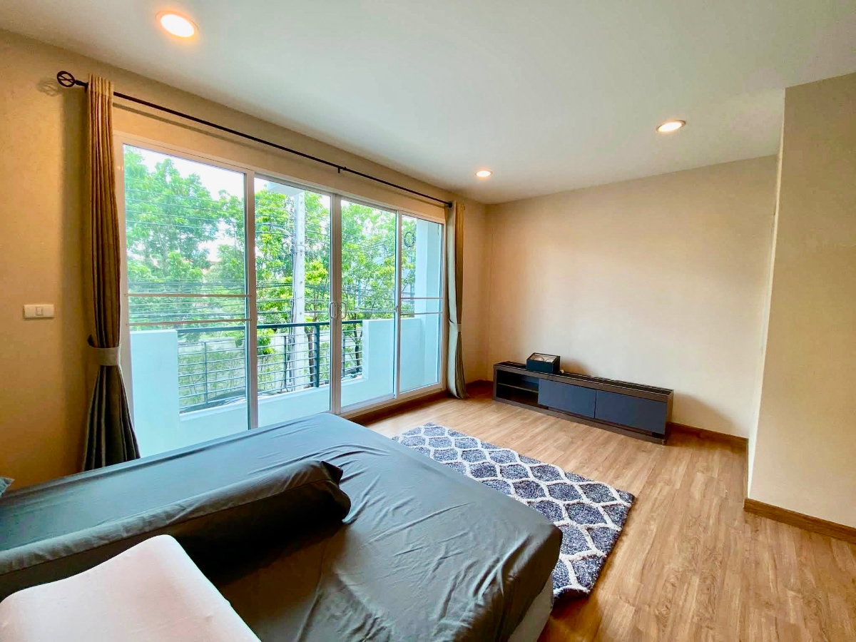 รูป ให้เช่า ทาวน์โฮม บ้านกลางเมือง ลาดพร้าว 71 – นาคนิวาส 34 บ้านพร้อมอยู่ เฟอร์นิเจอร์ครบ ทำเลใจกลางเมือง เดินทางสะดวก เข้าออกได้หลายเส้นทาง - รูปที่ 9/19