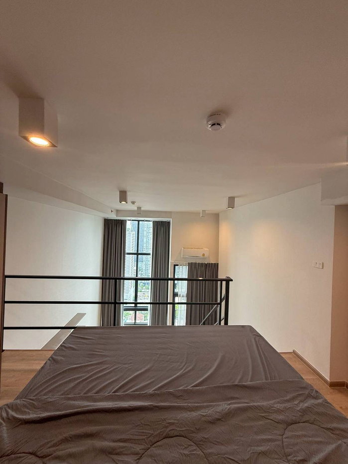 รูป ให้เช่าห้องพักแบบ Duplex ย่านพระราม 9 เดินไปสถานี MRT ได้ในเวลาเพียง 3 นาที ตกแต่งครบพร้อมอยู่ ห้องอยู่ชั้นสูง วิวสวยมาก - รูปที่ 7/14