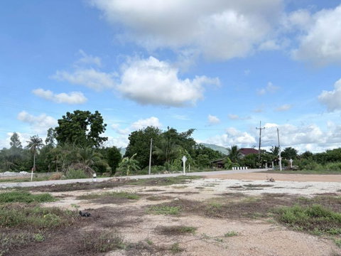 Beautiful land plot, located on Highway 331 in Bueng Subdistrict, Sriracha. Convenient access.