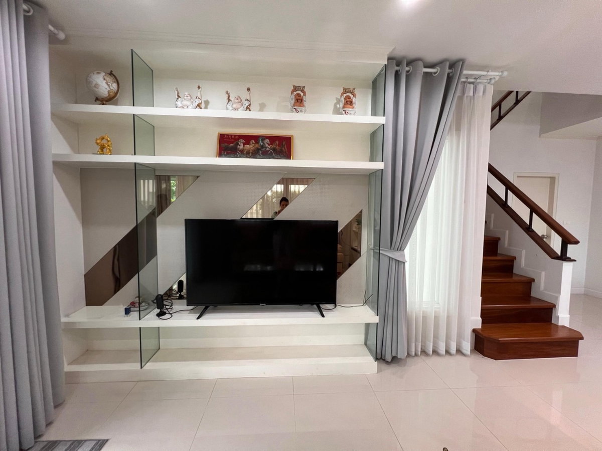 รูป บ้านเดี่ยว 2 ชั้น บ้านในโครงการพร้อมคลับเฮ้าส์สระว่ายน้ำ พร้อมเฟอร์นิเจอร์ครบครัน เข้าอยู่ได้ทันที #5A4-H0313 - รูปที่ 4/17