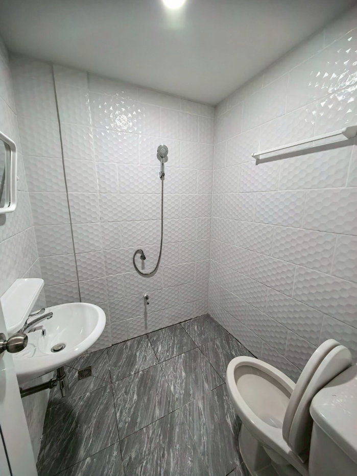 picture Newly Renovated Single-Storey Townhouse for Sale – Move-in Ready - 5/8