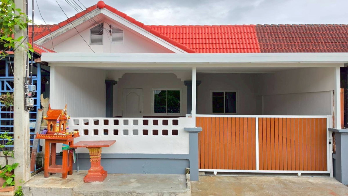 picture Newly Renovated Single-Storey Townhouse for Sale – Move-in Ready - 1/8