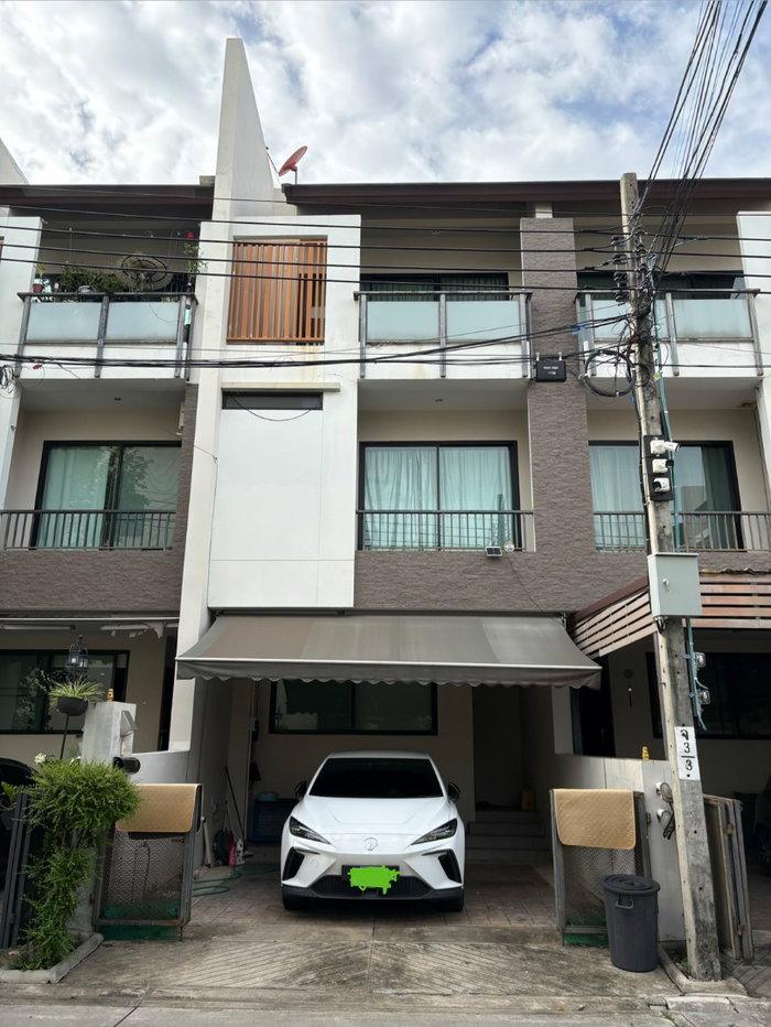 รูป #E1050💕030769ให้เช่าทาวน์โฮม Soi Nak Niwat 48 - รูปที่ 2/7