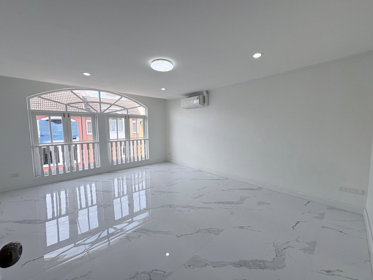 รูป ขายบ้านหรูรีโนเวตใหม่ เย็นอากาศ สาทร | Yenakart Residence | 450 ตร.ม. ใกล้ One Bangkok - รูปที่ 33/42