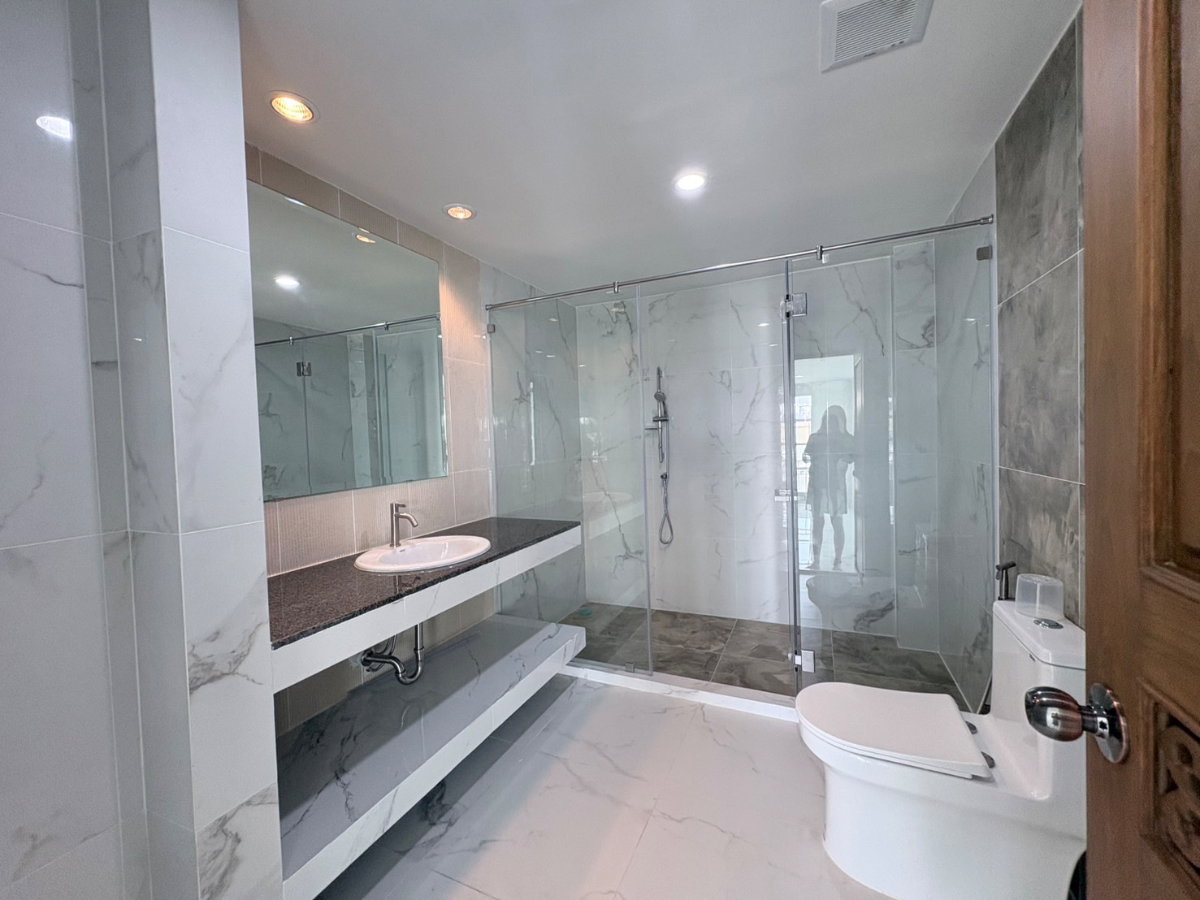 รูป ขายบ้านหรูรีโนเวตใหม่ เย็นอากาศ สาทร | Yenakart Residence | 450 ตร.ม. ใกล้ One Bangkok - รูปที่ 31/42