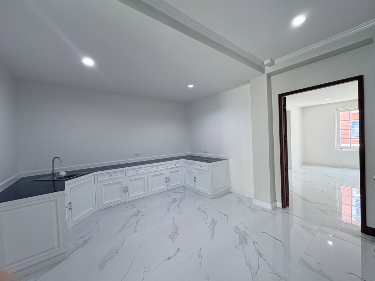 รูป ขายบ้านหรูรีโนเวตใหม่ เย็นอากาศ สาทร | Yenakart Residence | 450 ตร.ม. ใกล้ One Bangkok - รูปที่ 13/42