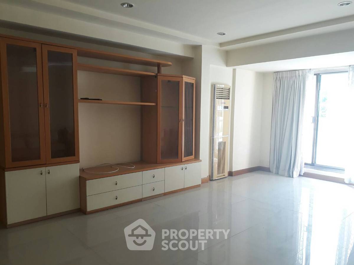รูป คอนโด 3 ห้องนอน Royal Castle Sukhumvit ใกล้ BTS พร้อมพงษ์ 400 เมตร ชั้น 4 พื้นที่ 160 ตร.ม. (ID 886667) - รูปที่ 5/6