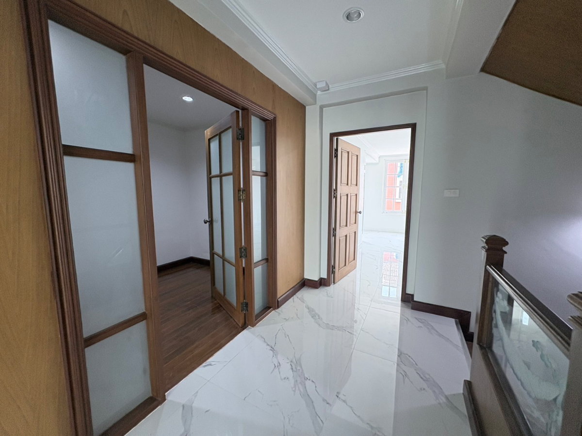 รูป ขายบ้านหรูรีโนเวตใหม่ เย็นอากาศ สาทร | Yenakart Residence | 450 ตร.ม. ใกล้ One Bangkok - รูปที่ 23/42
