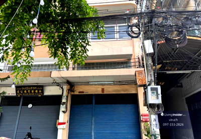 Shophouses for sale Rajabhat Thonburi University : Six-story commercial building for sale, two adjoining units (corner unit), on a main road near Phra Phuttha Yodfa Bridge. Interested? Line: @841qqlnr