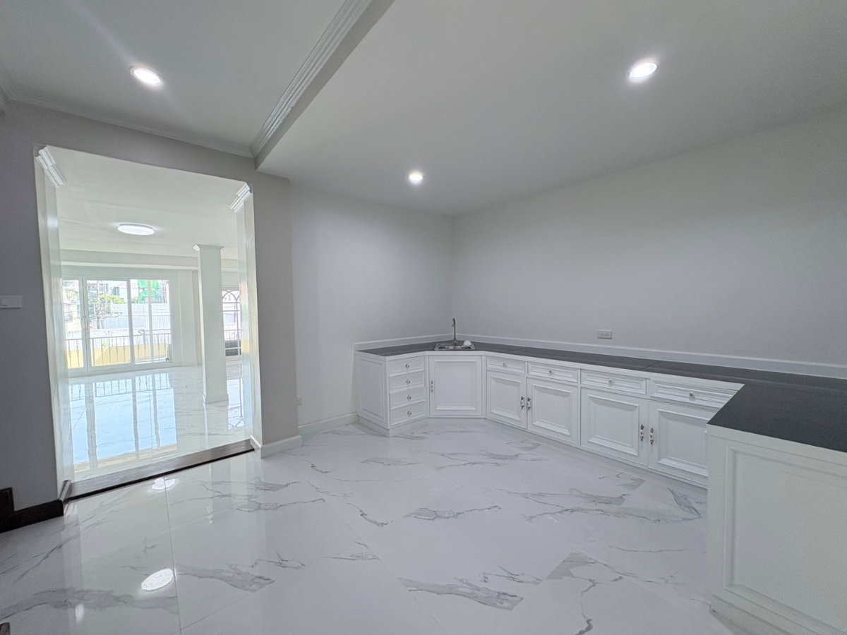 รูป ขายบ้านหรูรีโนเวตใหม่ เย็นอากาศ สาทร | Yenakart Residence | 450 ตร.ม. ใกล้ One Bangkok - รูปที่ 12/42