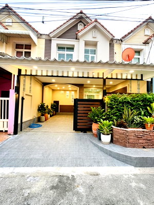 Townhouses for sale Lamlukka Khlong Si : For sale good deal Townhouse located near Bangkok 2KM"away from Kukot BTS station