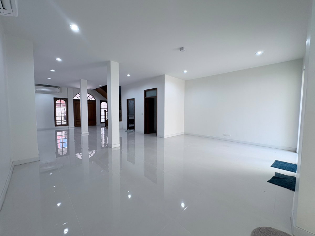 รูป ขายบ้านหรูรีโนเวตใหม่ เย็นอากาศ สาทร | Yenakart Residence | 450 ตร.ม. ใกล้ One Bangkok - รูปที่ 5/42